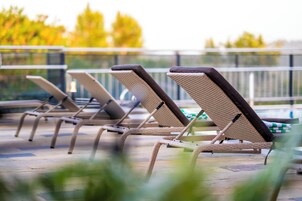 Piscina coperta, lettini