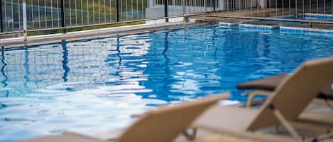 Piscine intérieure, chaises longues