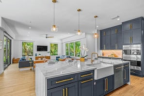 冷蔵庫、電子レンジ、オーブン、コンロ