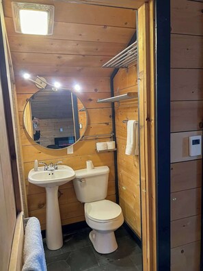 Dusj, hårføner og håndklær