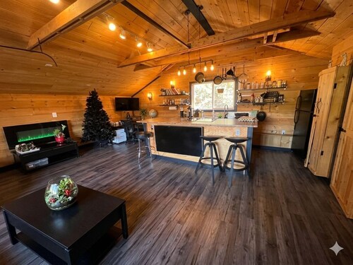 Charming "Melrose Place" w Year-Round Heated Pool, Deck & Grill