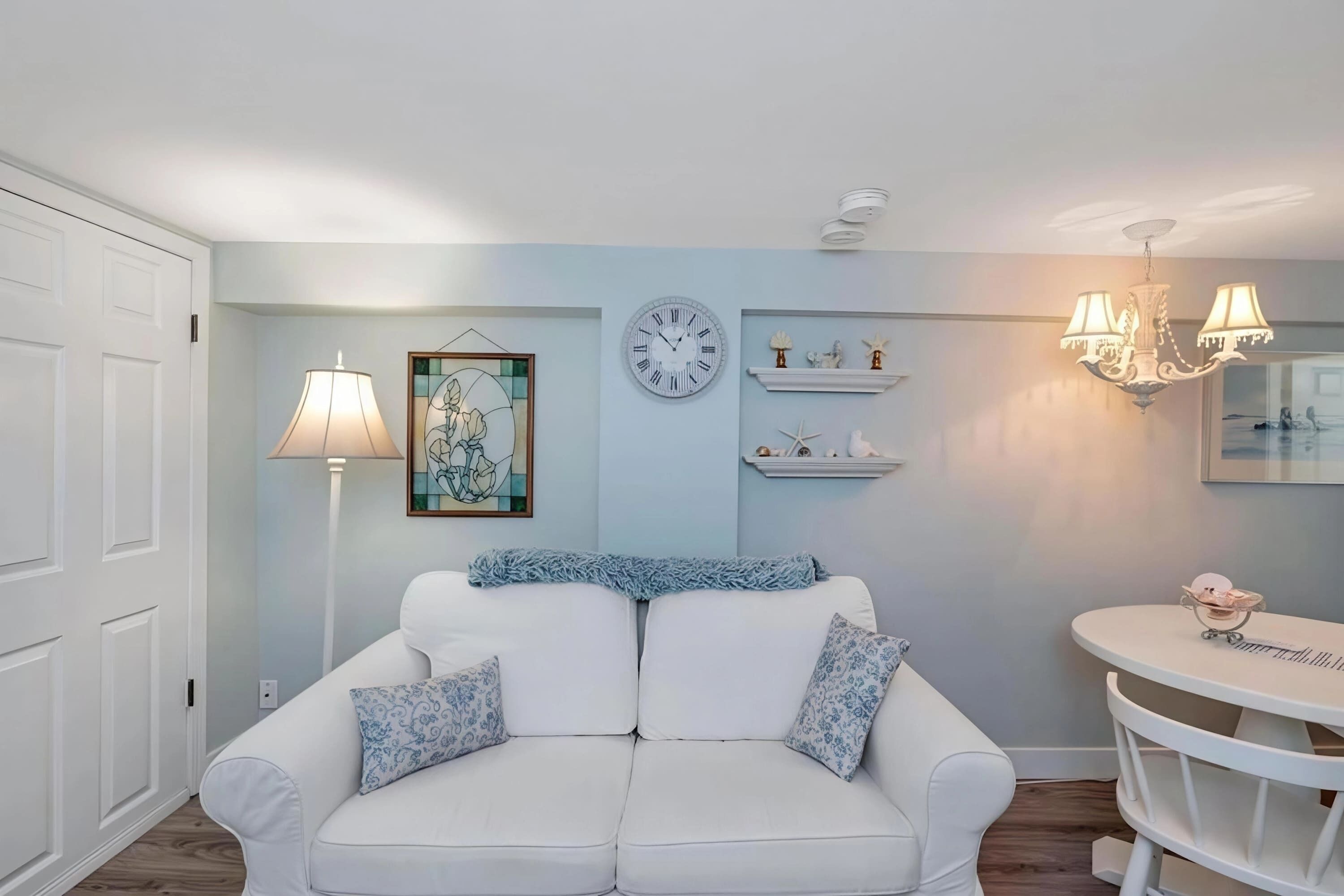 Een televisie en een open haard