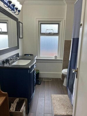 シャワー、ヘアドライヤー、タオル