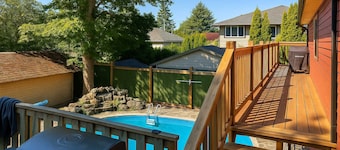 Heritage 2BR Home with Pool and BBQ Sleeps 6 "Melrose Place"