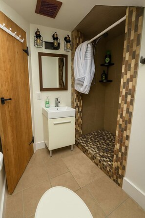 Dusj, hårføner og håndklær