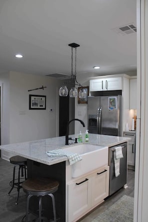 Microwave, oven, stovetop, dishwasher - 3-bedroom Hickory Hill Lodge on a Lake, Sleeps 10 + 2 Living Spaces + 2 Kitchens (DeRidder)