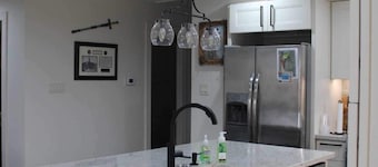 3-bedroom Hickory Hill Lodge on a Lake, Sleeps 10, Extra Living Space 2 Kitchens