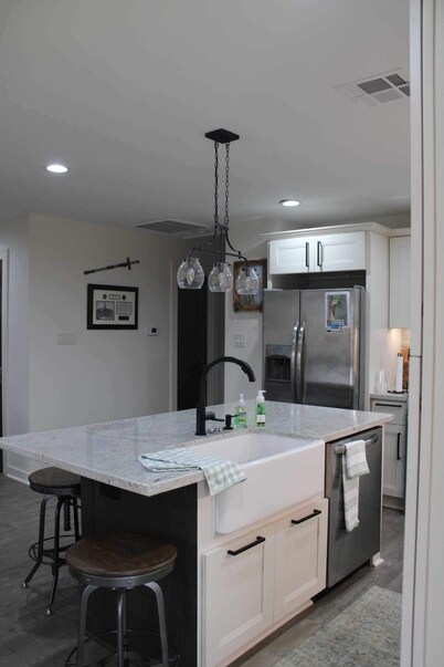 3-bedroom Hickory Hill Lodge on a Lake, Sleeps 10, Extra Living Space 2 Kitchens