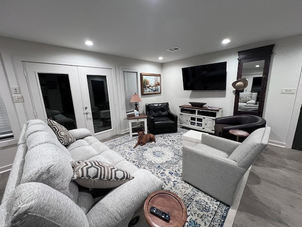 Smart TV - 3-bedroom Hickory Hill Lodge on a Lake, Sleeps 10 + 2 Living Spaces + 2 Kitchens (DeRidder)