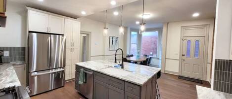 Microondas, horno, parrilla de estufa y lavavajillas