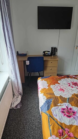 1 makuuhuone, tallelokero huoneessa, työpöytä, silitysrauta/-lauta