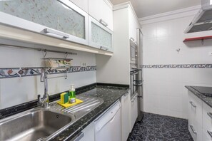 Køleskab, mikrobølgeovn, køkkentøj/tallerkener/redskaber
