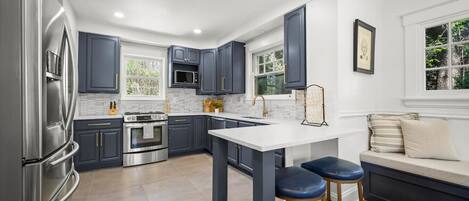 Micro-ondes, four, plaque de cuisson, cafetière/bouilloire