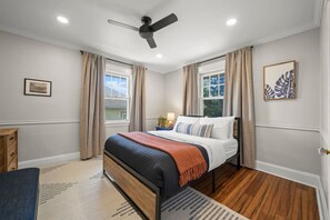 3 slaapkamers, een strijkplank/strijkijzer, gratis wifi, beddengoed