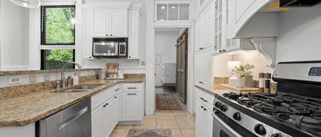 ثلاجة، ميكروويف، فرن، موقد طهي مسطح