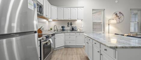 Réfrigérateur, micro-ondes, four, plaque de cuisson