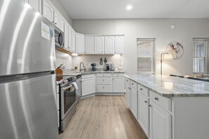 Een koelkast, een microgolfoven, een oven, een kookplaat