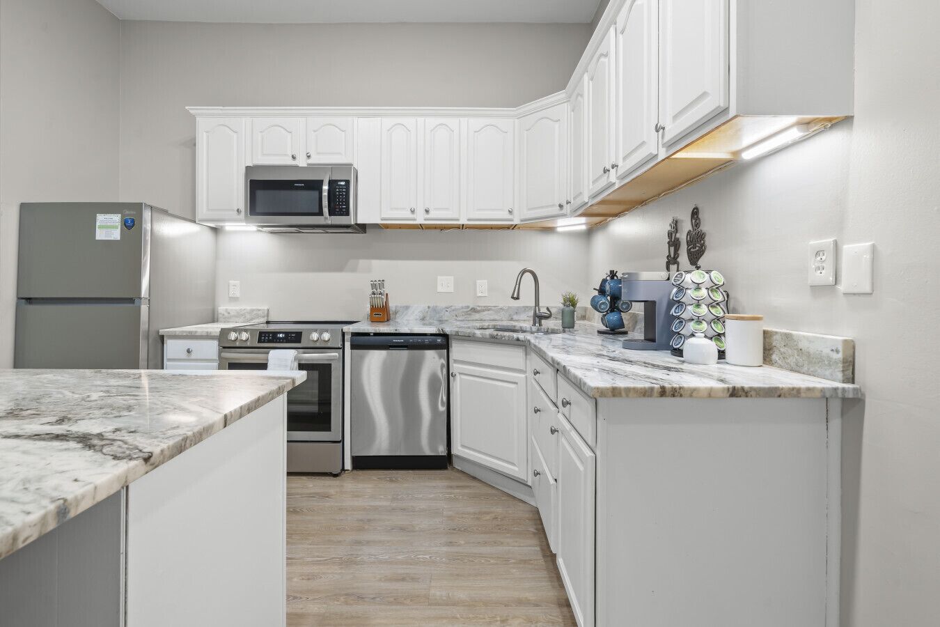 Een koelkast, een magnetron, een oven, een kookplaat