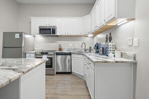 冷蔵庫、電子レンジ、オーブン、コンロ