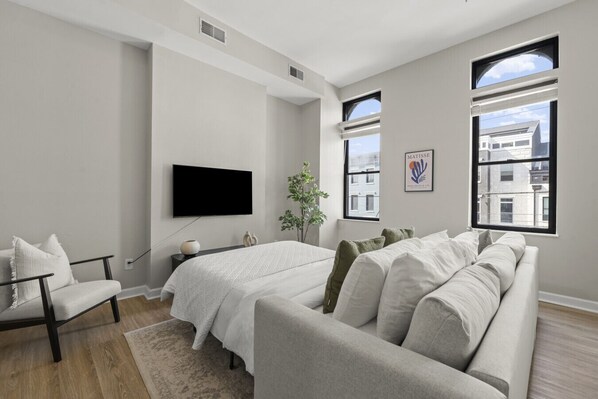 3 bedrooms, desk, iron/ironing board, WiFi - The Grand Flat | 1800 sq ft | Free Parking | OTR (Cincinnati)