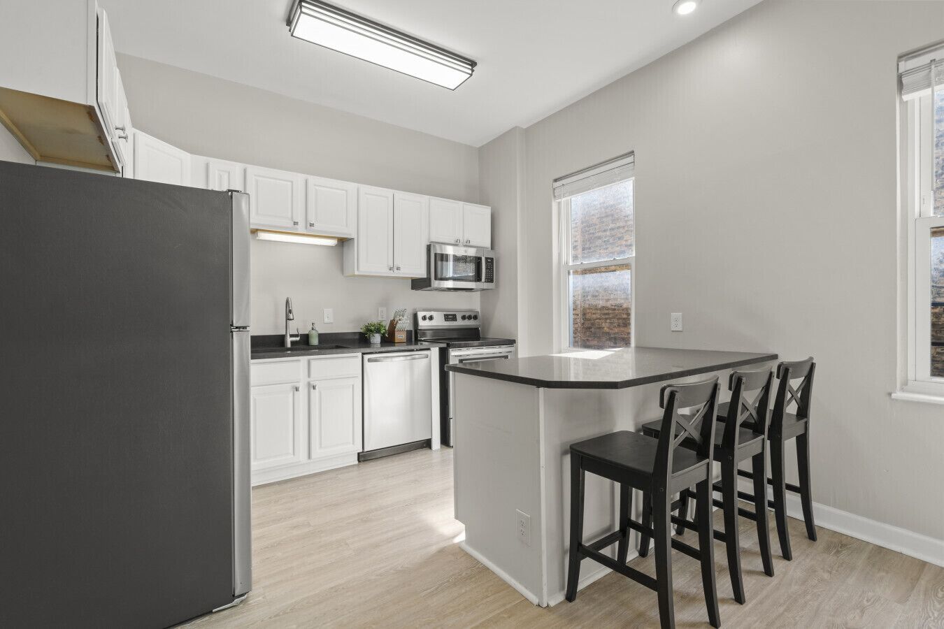 Een koelkast, een magnetron, een oven, een kookplaat