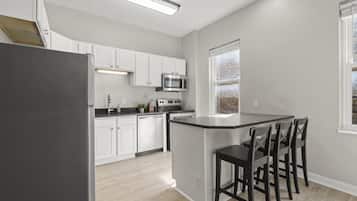 Een koelkast, een magnetron, een oven, een kookplaat