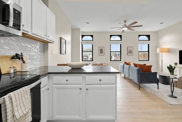 Refrigerador, microondas, horno y parrilla de estufa