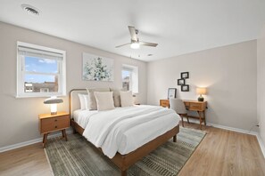 3 Schlafzimmer, Schreibtisch, Bügeleisen/Bügelbrett, WLAN