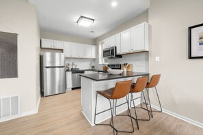 Refrigerador, microondas, horno y parrilla de estufa