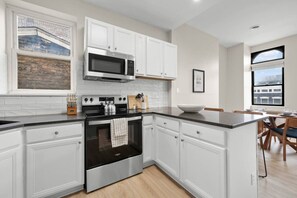 Jääkaappi, mikroaaltouuni, uuni, liesi