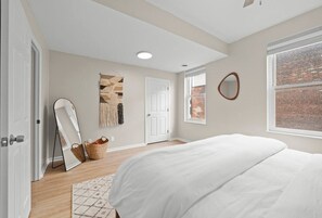 3 makuuhuonetta, työpöytä, silitysrauta/-lauta, Wi-Fi