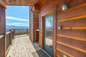 Terrace/patio - Convenient Location*Views of Pigeon Forge*Two King Suites (PIGEON FORGE)