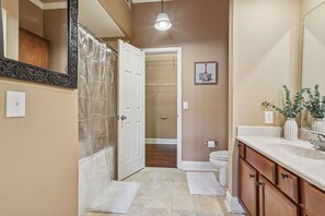 Hair dryer, towels, soap, toilet paper - The Mod Loft in Bocage Baton Rouge (Baton Rouge)