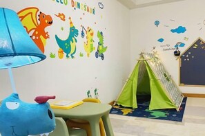 Cribs/infant beds