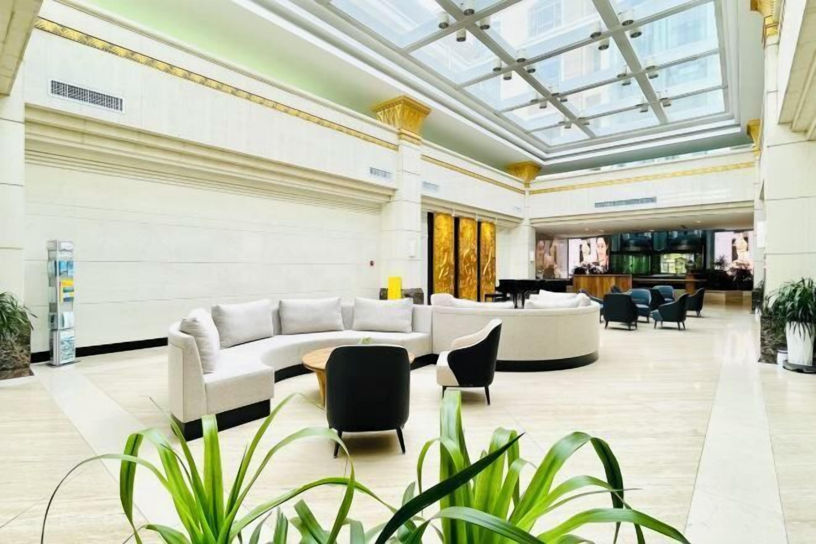 Lobby lounge