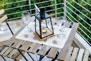 Outdoor dining - Charming Two Bedroom Private Apartment (Venezia)