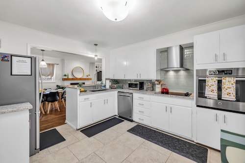 Golden Era Retreat-3 Miles to Expo-Fully-Fenced-Pet Friendly