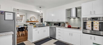 Golden Era Retreat-3 Miles to Expo-Fully-Fenced-Pet Friendly