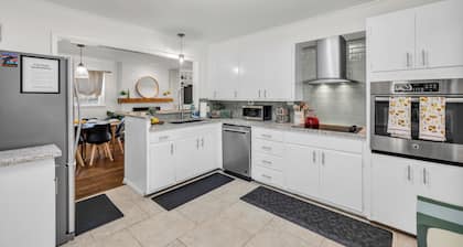 Golden Era Retreat-3 Miles to Expo-Fully-Fenced-Pet Friendly