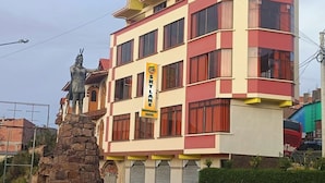 A multi-story building with a sign for 'SKYLAKE Backpackers Hostel'. - Nexus Mirasol Backpackers (Copacabana)