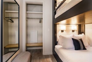 2 bedrooms, desk, iron/ironing board, WiFi
