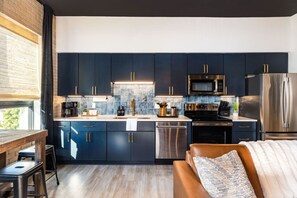 Refrigerador, microondas, horno y parrilla de estufa