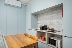 Frigorifero, microonde, macchina per tè/caffè, tostapane