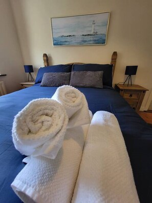 3 chambres, fer et planche à repasser, lit de bébé portatif