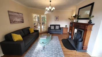 TV, fireplace