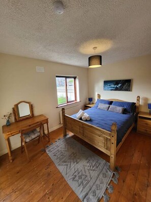 3 bedrooms, iron/ironing board, travel crib