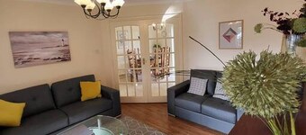 Mulberry House - Modern Family Retreat