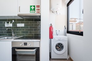 Réfrigérateur, micro-ondes, four, cafetière/bouilloire