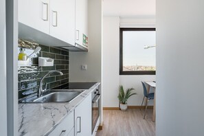 Kühlschrank, Mikrowelle, Ofen, Wasserkocher mit Kaffee-/Teezubehör