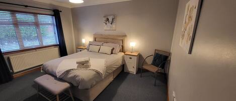 4 bedrooms, iron/ironing board